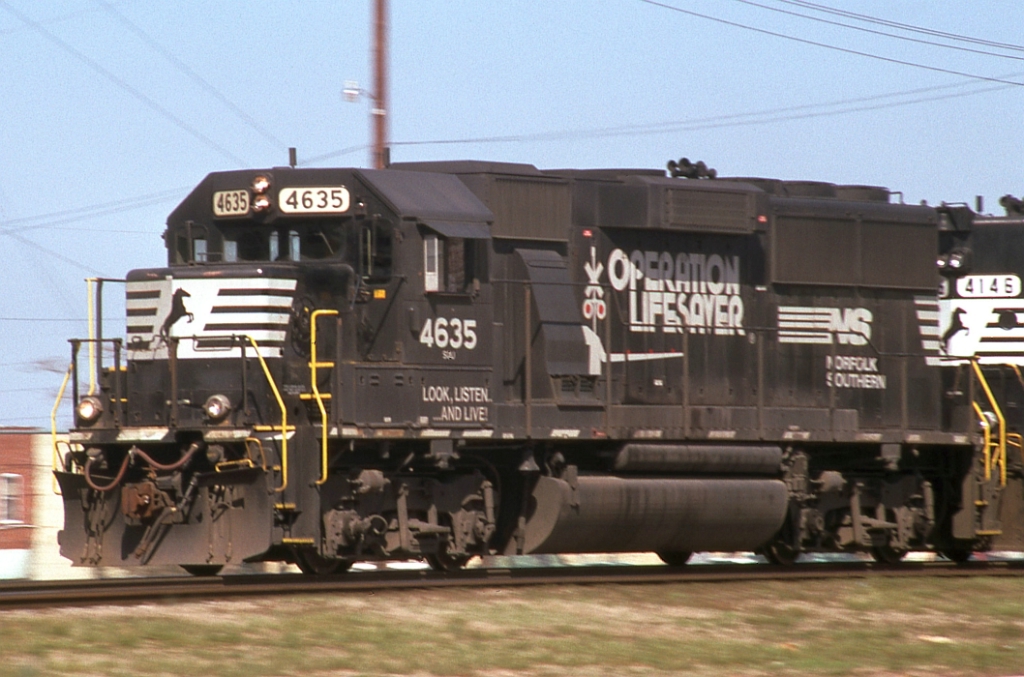 NS 4635 OPLS leading a SB freight pre catfish era